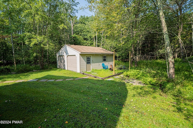 view of yard featuring an outbuilding and a garage