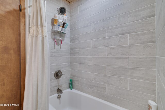 bathroom featuring shower / tub combo