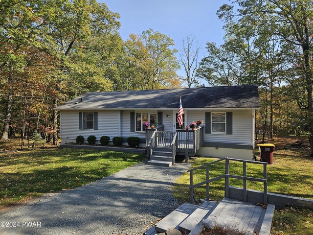 single story home with a front yard