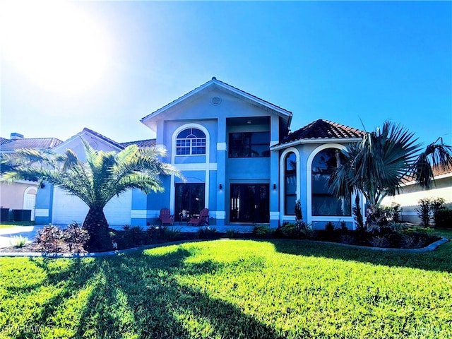 view of front of house featuring a front lawn