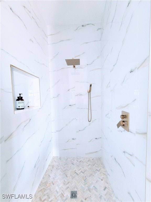 bathroom featuring a tile shower