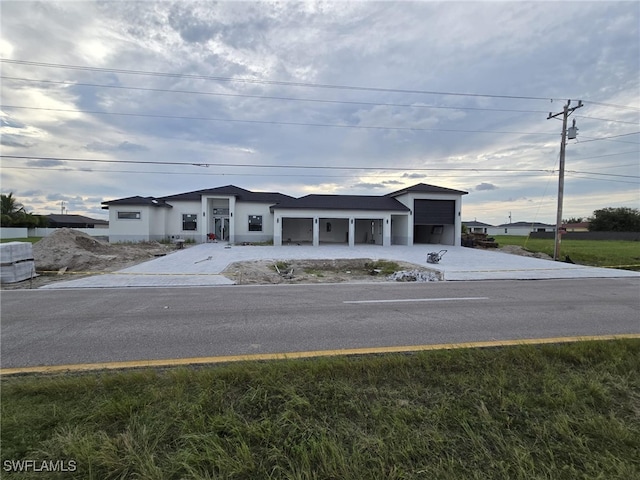 view of front facade with a garage and concrete driveway