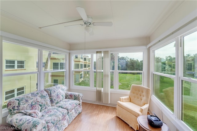 sunroom with ceiling fan