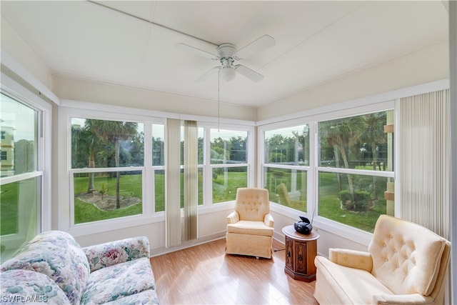 sunroom with ceiling fan