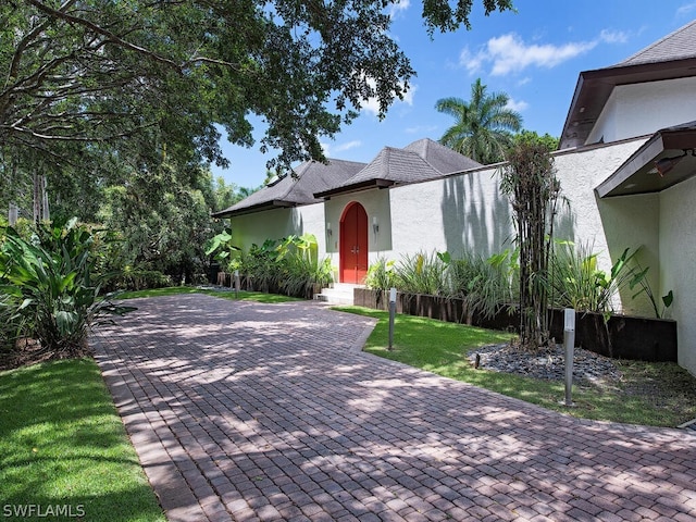 view of front facade featuring a front yard