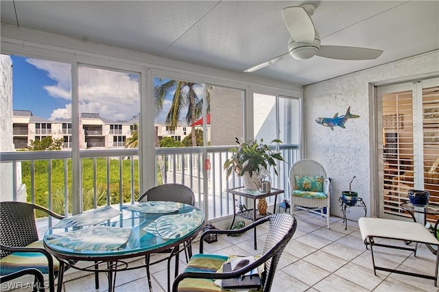 sunroom / solarium with ceiling fan