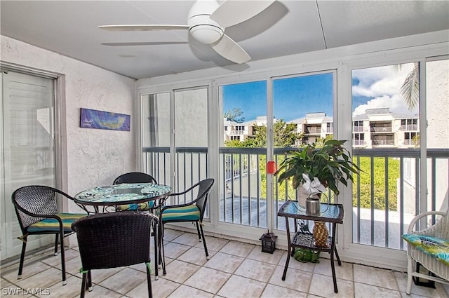 sunroom with ceiling fan