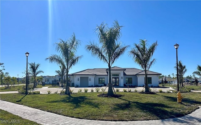 view of front of property featuring a front lawn