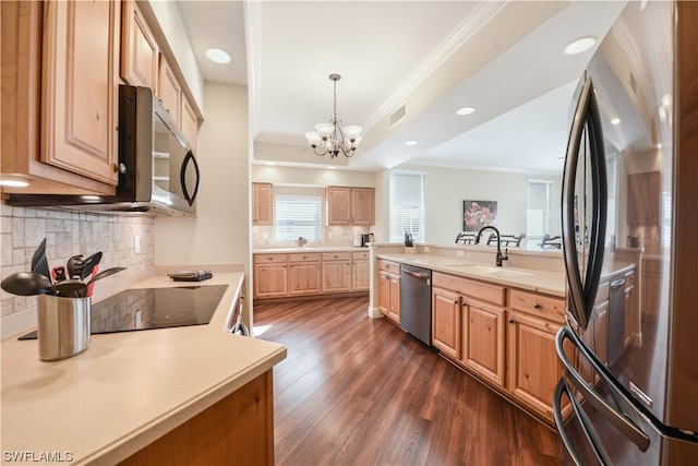 kitchen featuring visible vents, a sink, light brown cabinetry, stainless steel appliances, and dark wood-style flooring