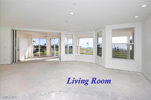 sunroom with ceiling fan