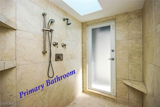 bathroom featuring a tile shower