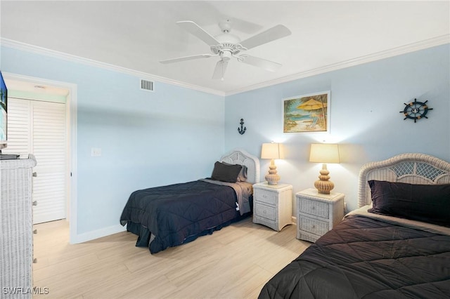 bedroom featuring ceiling fan, light wood-type flooring, and crown molding