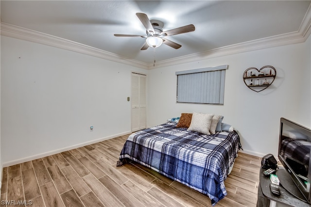 bedroom with ornamental molding, a closet, ceiling fan, and light wood-type flooring