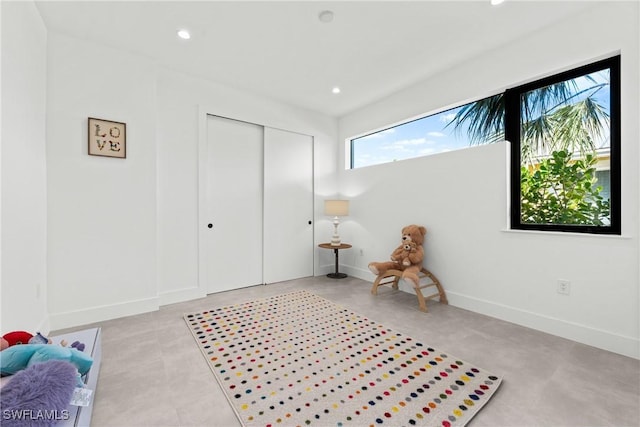 living area featuring recessed lighting and baseboards