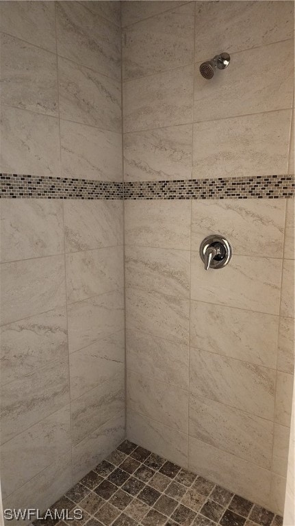 bathroom featuring a tile shower