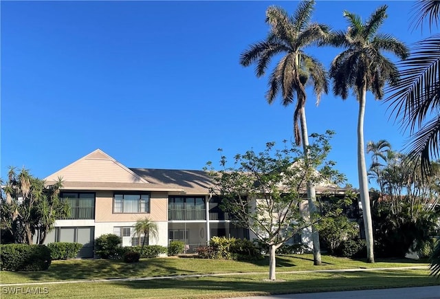 view of front of house featuring a front yard