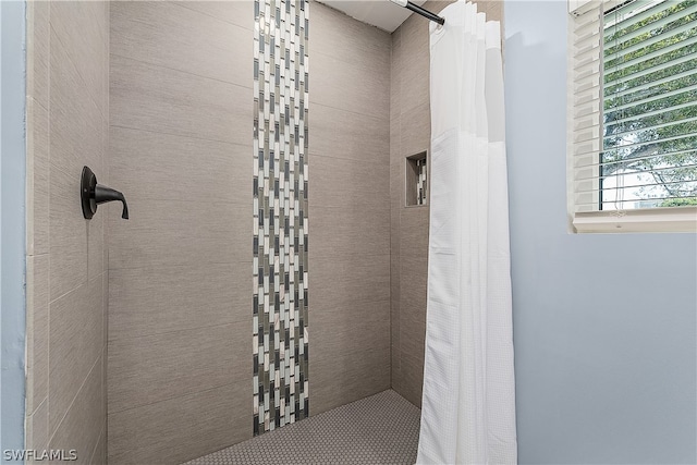 bathroom featuring a shower with curtain