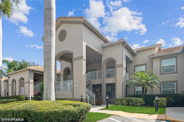 view of front of house with a balcony