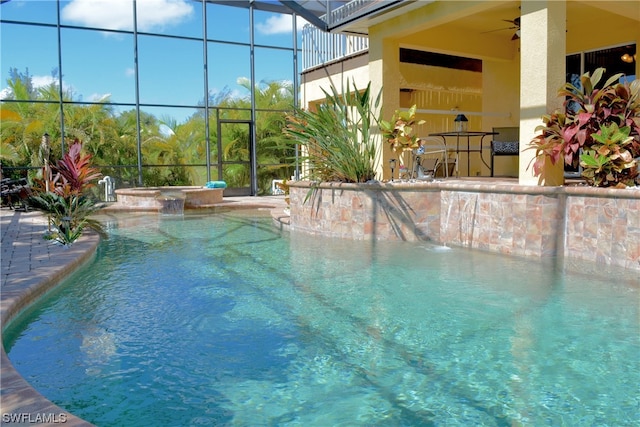 view of pool featuring an in ground hot tub, ceiling fan, pool water feature, and a patio area