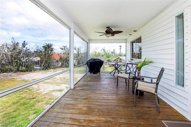 sunroom with ceiling fan