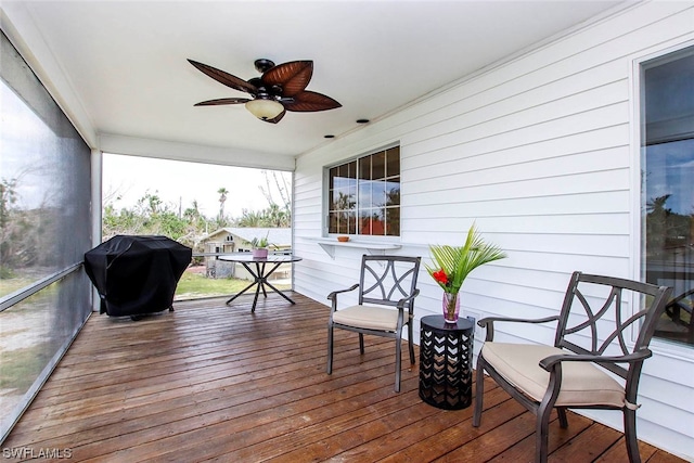 sunroom with ceiling fan