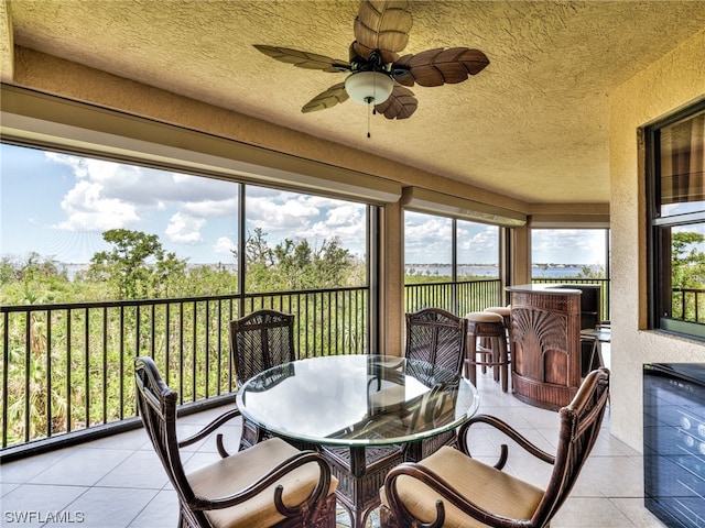 sunroom with ceiling fan