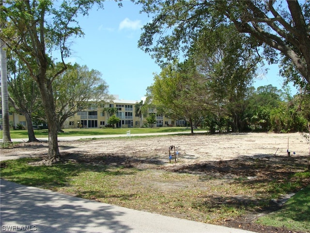 Listing photo 3 for 695 Broad Ave S, Naples FL 34102