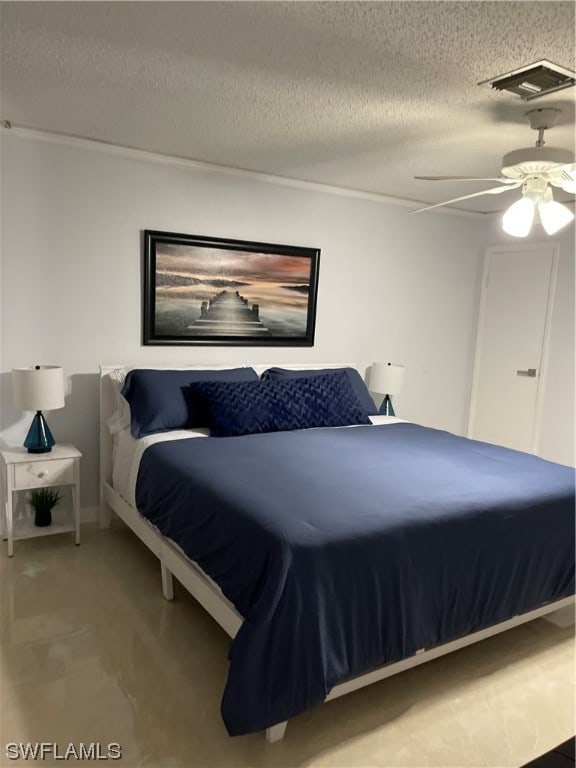 bedroom featuring ceiling fan and a textured ceiling