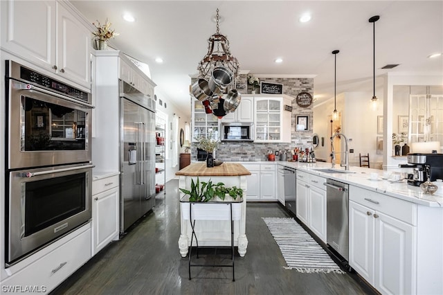 kitchen featuring a center island, dark hardwood / wood-style floors, sink, and stainless steel appliances