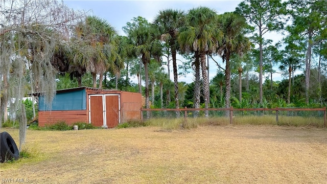 view of yard featuring a storage shed