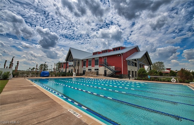 view of swimming pool