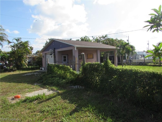 view of front of home with a front lawn