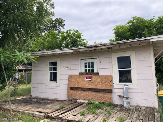 view of front of property featuring a deck