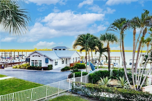 view of front of house featuring a front lawn