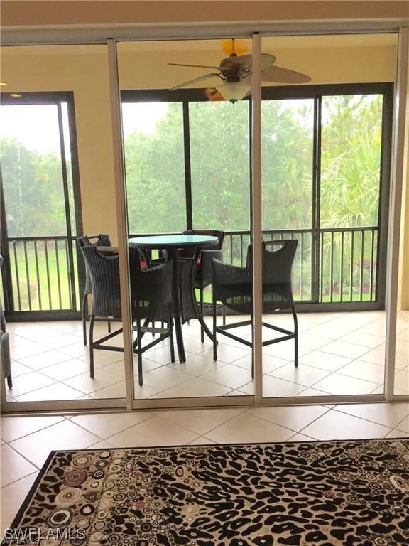 sunroom with ceiling fan