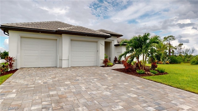 view of front of property featuring a front lawn and a garage