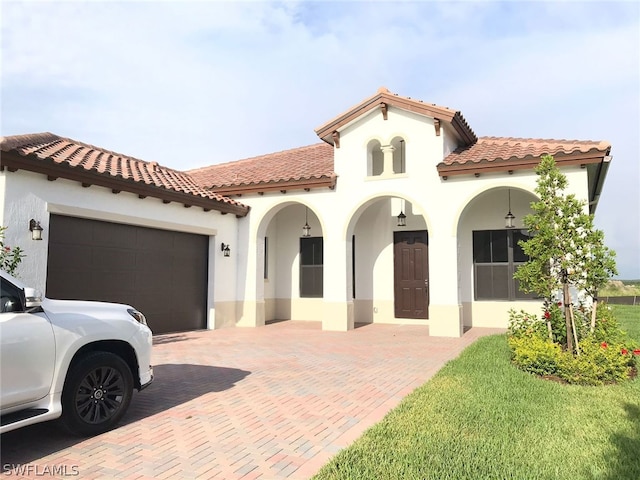 view of front facade featuring a garage