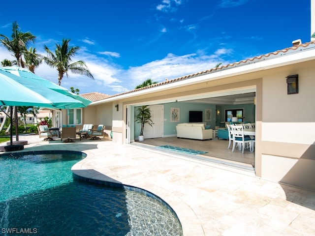 view of swimming pool featuring an outdoor hangout area and a patio area