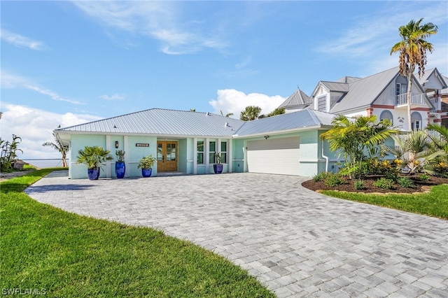 view of front of house featuring a front lawn and a garage