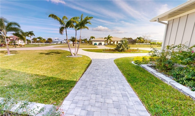 view of property's community featuring a lawn