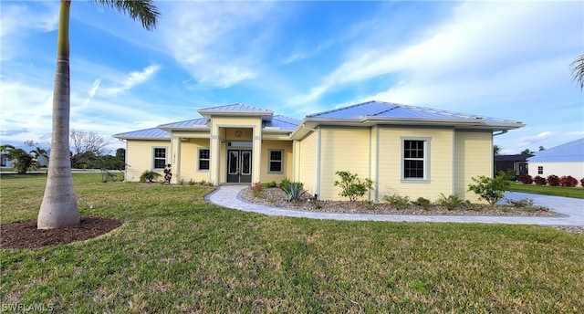 view of front of house featuring a front lawn