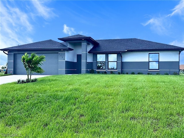 view of front facade featuring a front yard and a garage