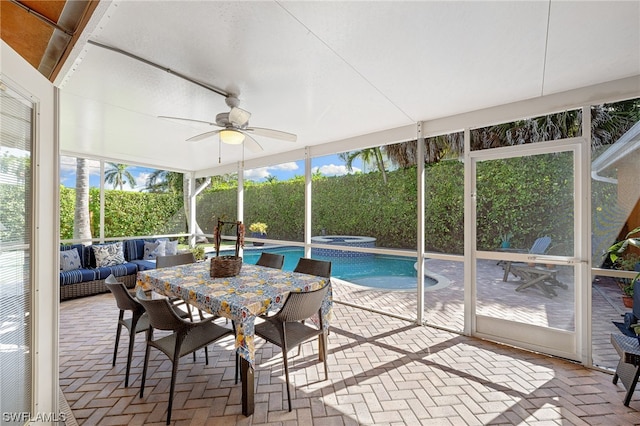 sunroom with ceiling fan