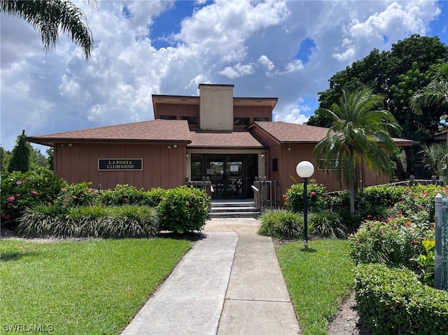 view of front of property featuring a front lawn