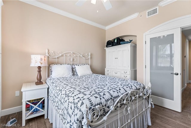 bedroom with crown molding, dark hardwood / wood-style floors, and ceiling fan