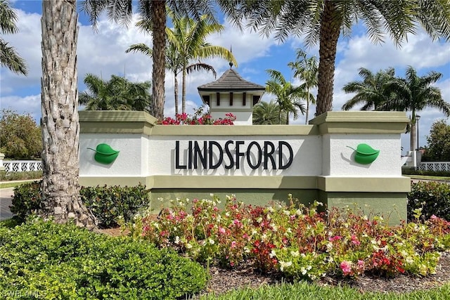 view of community / neighborhood sign