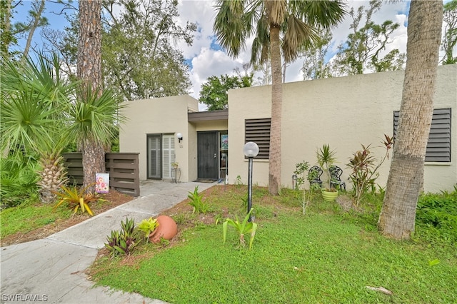 view of front of property featuring a front yard