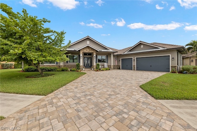 craftsman house featuring a garage and a front lawn