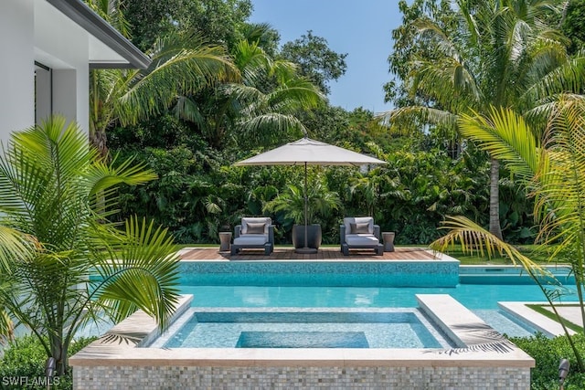 view of pool featuring an in ground hot tub