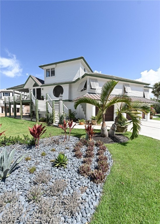 view of front facade featuring a front lawn